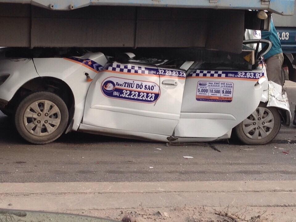 Taxi nam gon duoi gam xe tai trong vu 7 oto tong nhau hinh anh