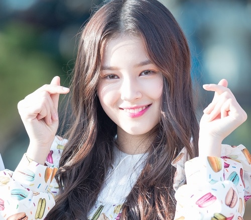 nhan sắc cô gái náo loạn phố đi bộ ảnh 2 nhan sac co gai nao loan pho di bo anh 2