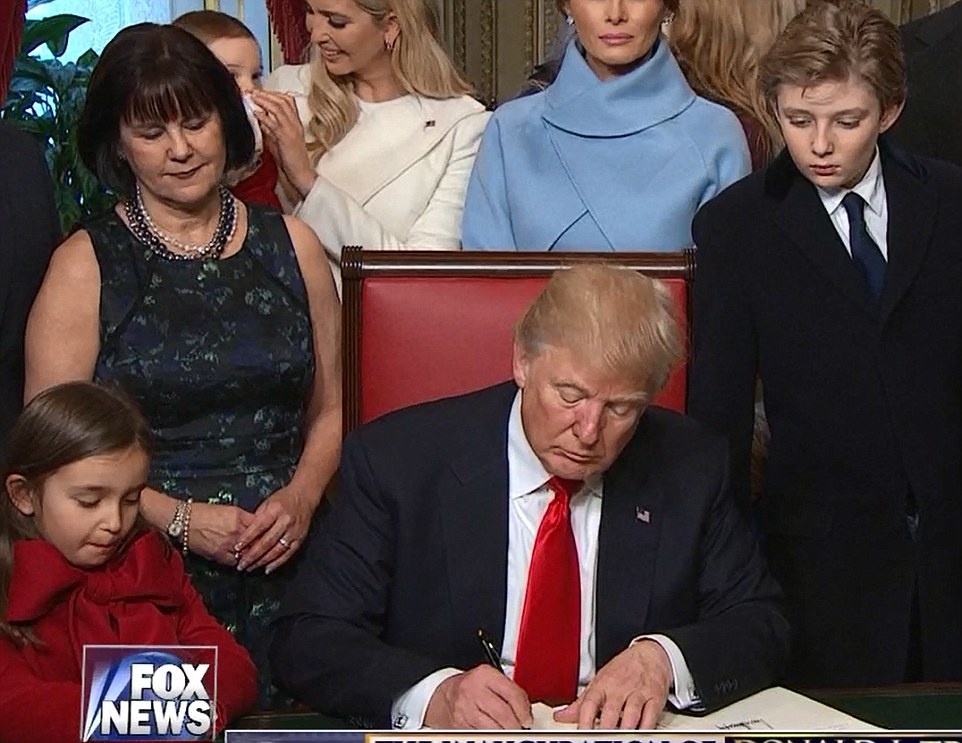 Phan ung dang yeu cua nhung tieu Trump nhi hinh anh