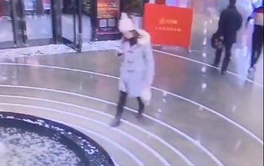 Co gai bat ngo uot sung vi mai xem dien thoai hinh anh