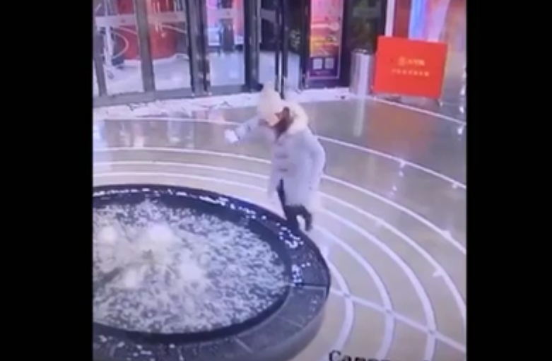 nga xuong nuoc vi mai dung dien thoai anh 1