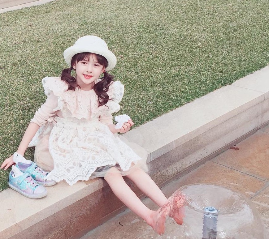 Ve dang yeu cua thien than quang cao 8 tuoi xu Han hinh anh