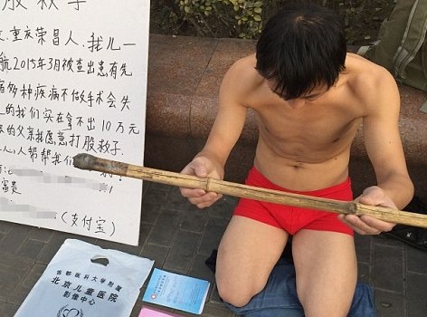 Cha quy goi xin bi danh de chua benh cho con hinh anh