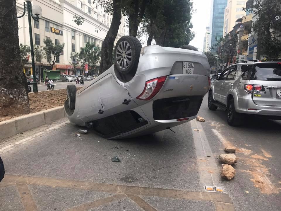 Oto lat ngua giua pho khien 2 nguoi bi thuong hinh anh