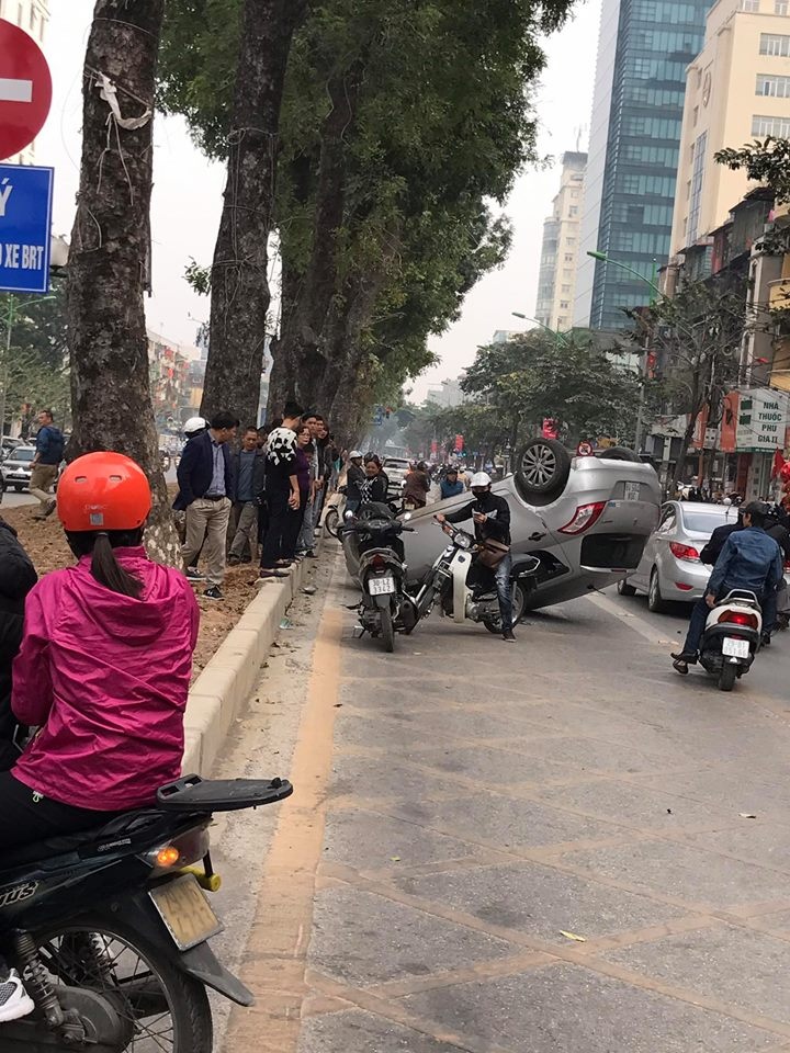 Lật xe ở Giảng Võ 2 người bị thương ảnh 1 Lat xe o Giang Vo 2 nguoi bi thuong anh 1