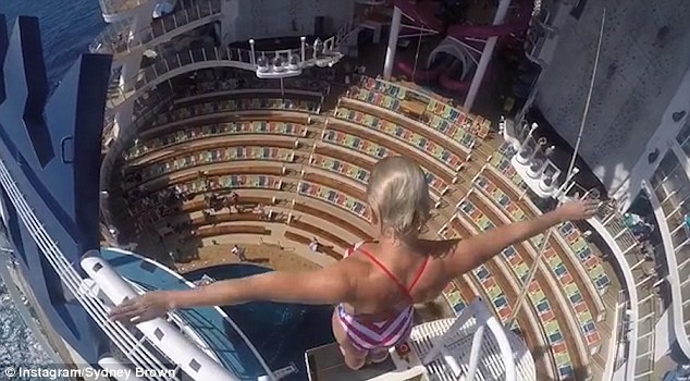 Man nhay cau tu do cao 16m xuong be boi sau nhat the gioi hinh anh