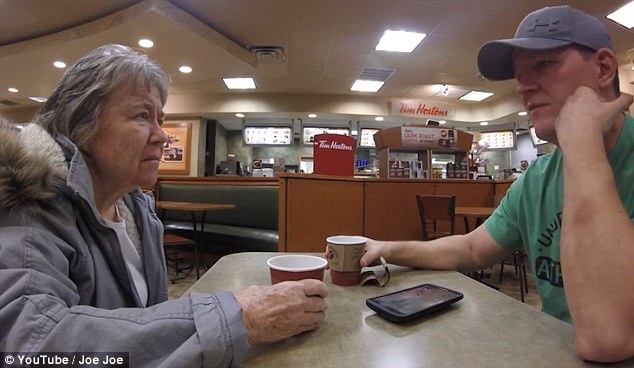 Clip nguoi con dau don khi thay me khong nhan ra minh la ai hinh anh