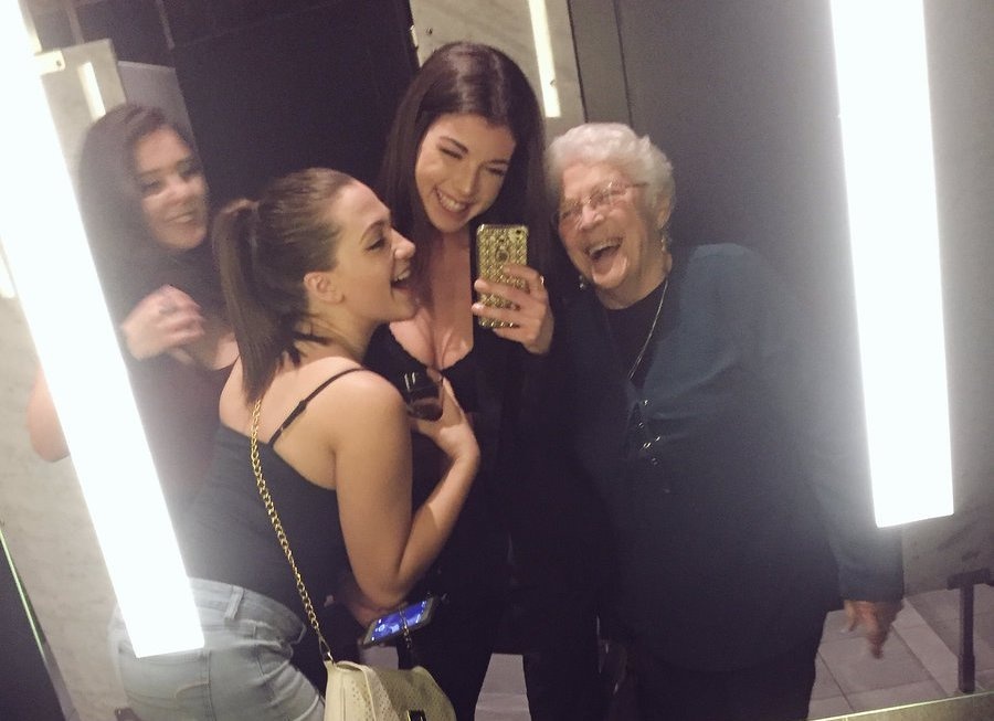 co gai selfie cung ba cu anh 1