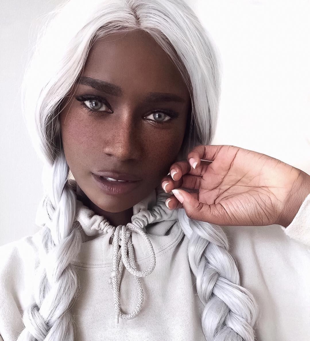 nguoi mau da den toc trang anh 2