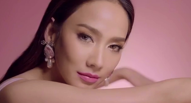 Pachrapa Chaichua xinh dep trong video quang cao my pham hinh anh