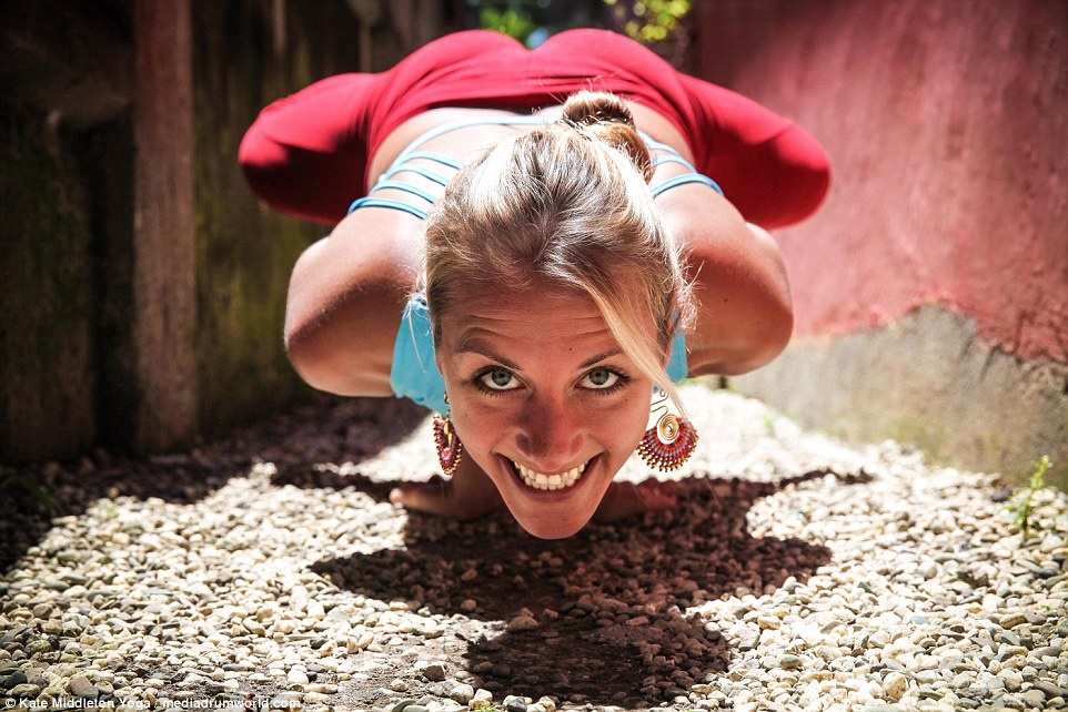 Man tap yoga duoi nuoc cua Middleton hinh anh