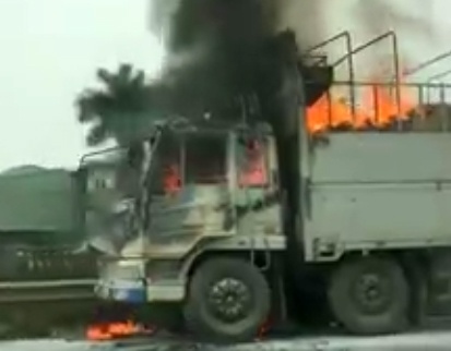 Cháy xe chở hàng trên Đại lộ Thăng Long ảnh 1 Chay xe cho hang tren Dai lo Thang Long anh 1