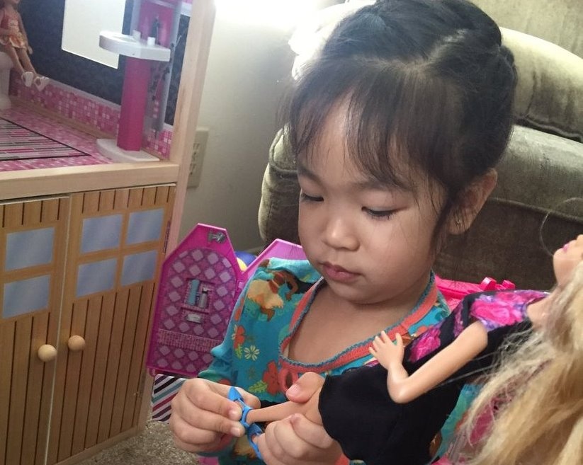 Co be coi giay cho bup be truoc khi vao nha hinh anh