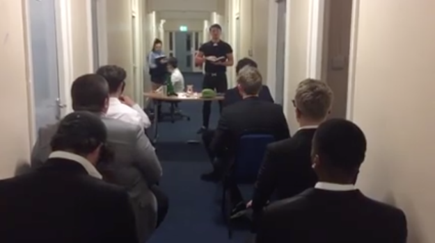 'Tang le' cua chang trai moi co nguoi yeu hinh anh