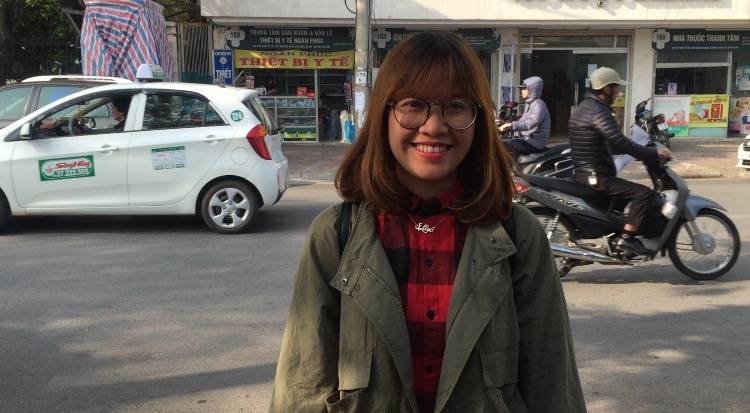 Nu xe om ke chuyen cho khach nguoi nuoc ngoai hinh anh