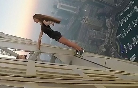 Co gai lieu mang tao dang tren toa nha choc troi hinh anh