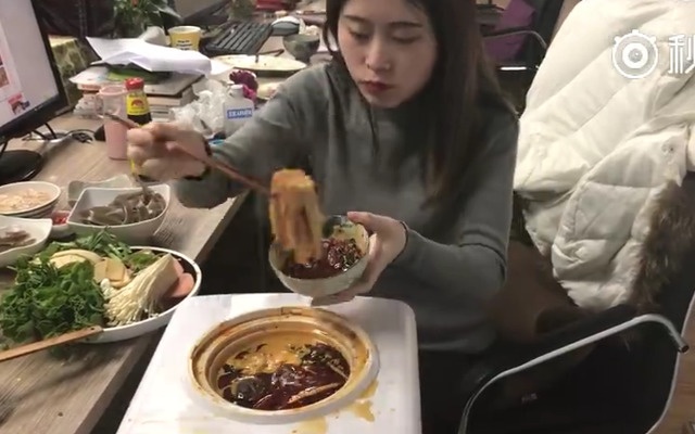 Co gai nau lau bang binh nuoc ngay trong van phong hinh anh