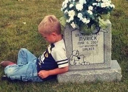 Cau be nhieu nam ngoi ben mo ke chuyen cho em sinh doi hinh anh