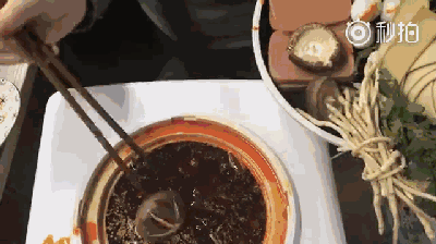 Video co gai nau lau trong van phong gay bao mang hinh anh