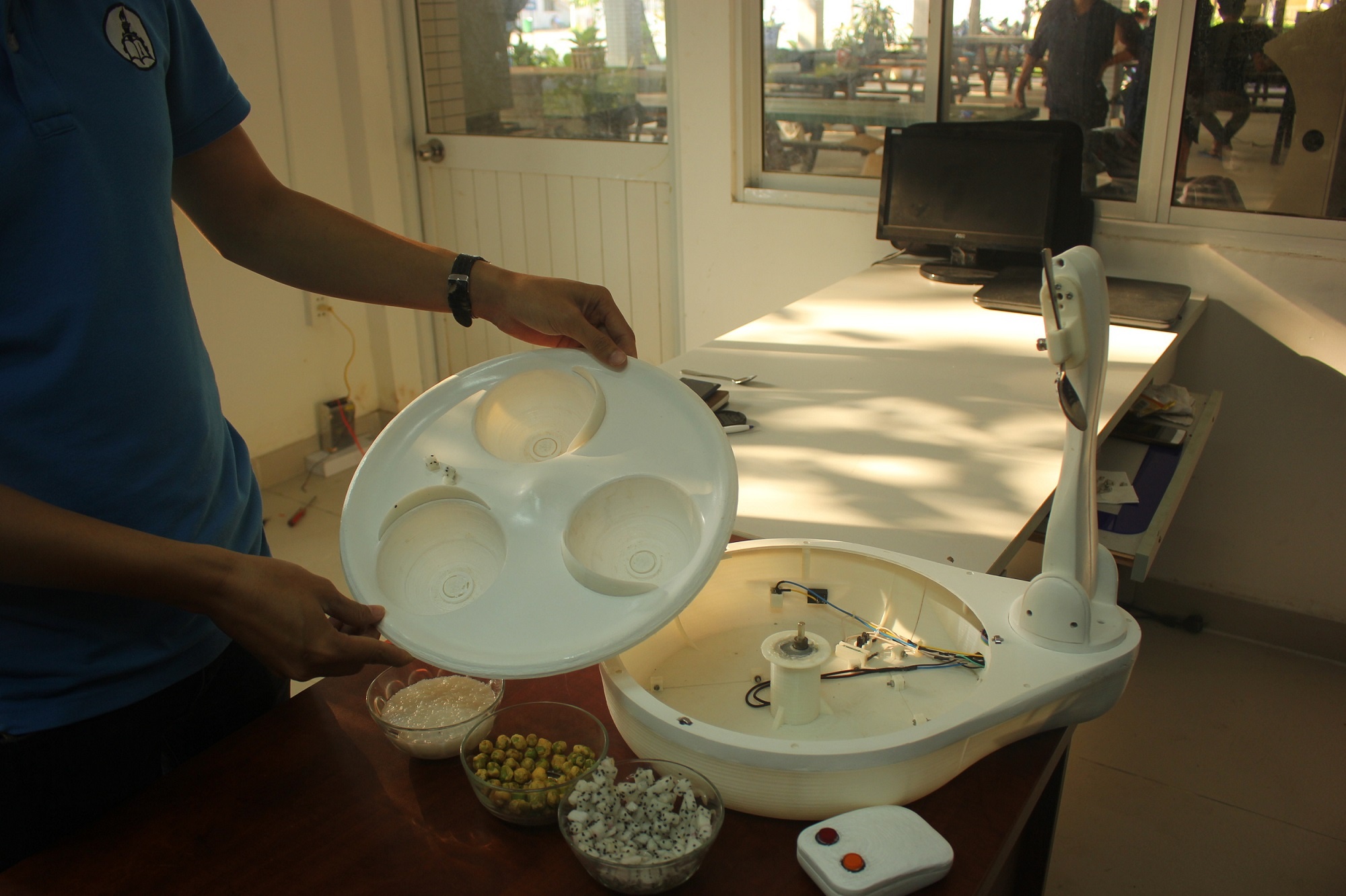 Sinh vien sang che may dut an anh 2