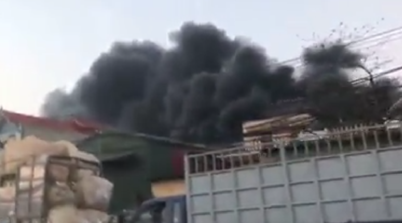 Chay lon o kho chua phe lieu rong 1.200 m2 hinh anh