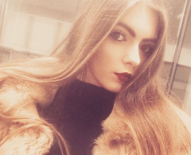 bị đuổi việc vì xinh đẹp ảnh 1 bi duoi viec vi xinh dep anh 1