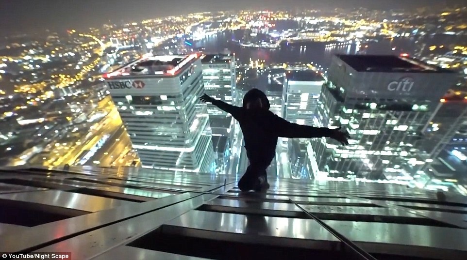 Hai chang trai mao hiem treo len noc toa nha choc troi hinh anh