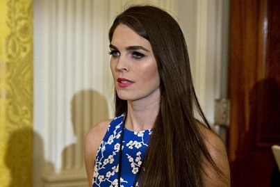 Kieu nu luon sat canh cung Tong thong Trump hinh anh