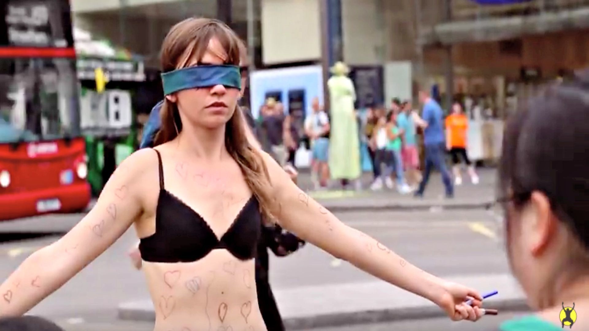 Co gai coi do giua pho de truyen thong diep dac biet hinh anh