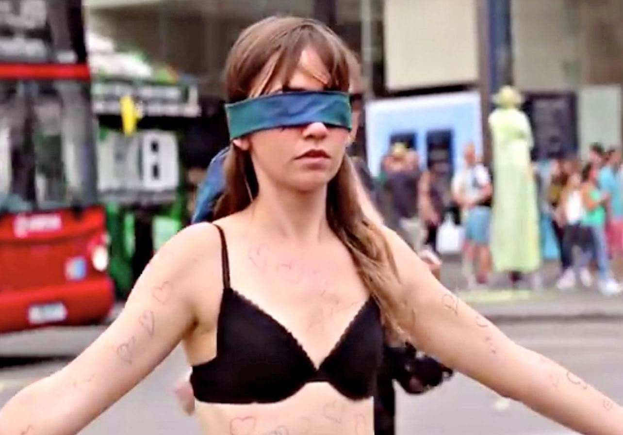 Co gai tinh nguyen cho nguoi la cao troc dau, ve len co the hinh anh