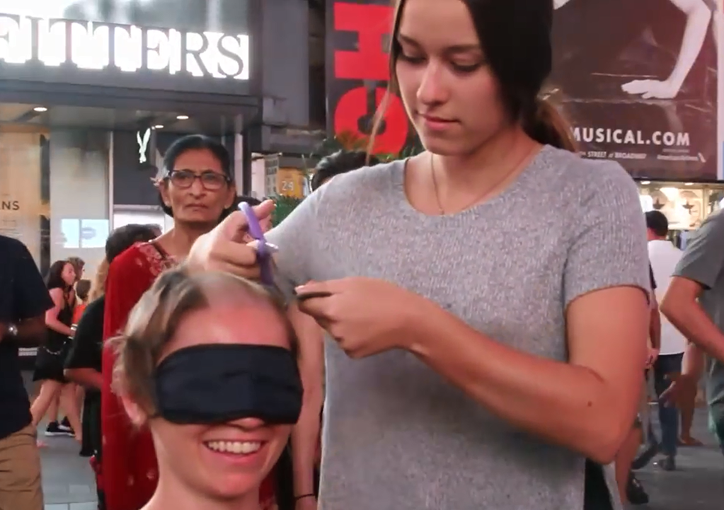 Co gai cho nguoi qua duong cat het toc hinh anh