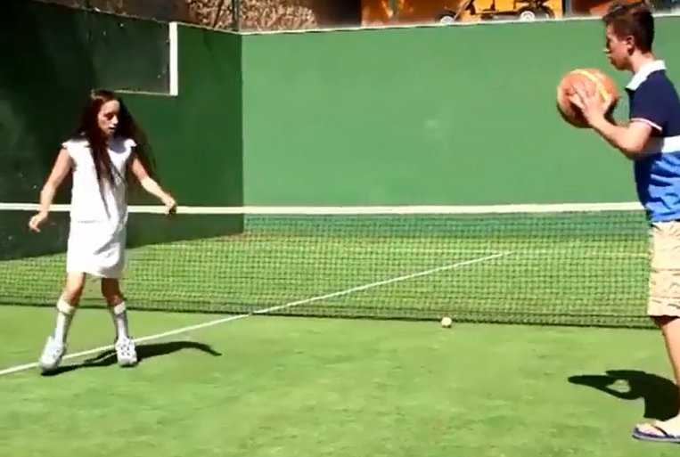 Isabella choi bong ro cung anh trai hinh anh