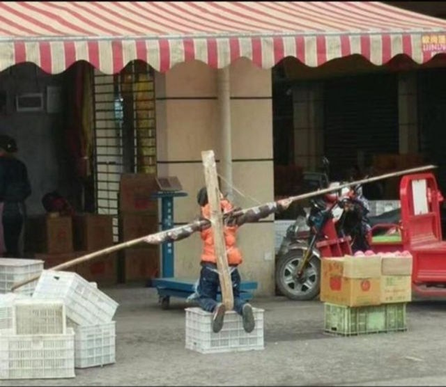 Cau be Trung Quoc bi troi, phat quy ngoai duong vi khong lam bai tap hinh anh