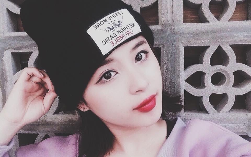 Nhan sac xinh dep cua nu binh luan vien game tren mang hinh anh