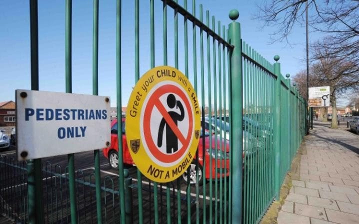 cấm phụ huynh dùng điện thoại ở cổng ảnh 1 cam phu huynh dung dien thoai o cong anh 1