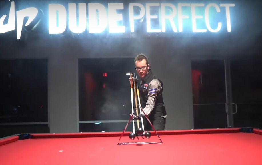 Dude Perfect thuc hien thu thach voi bong hinh anh