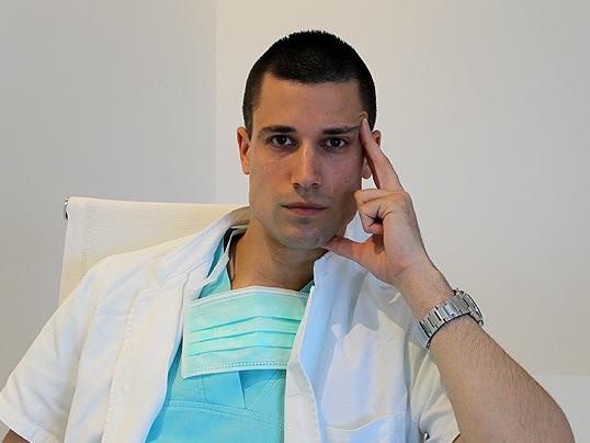 Chang bac si duoc menh danh dien trai nhat the gioi van F.A hinh anh