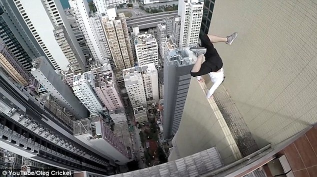 9x tap the duc tren mep toa nha choc troi hinh anh