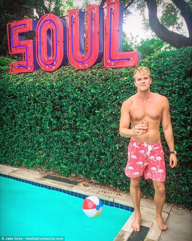 nam y ta dien trai anh 8