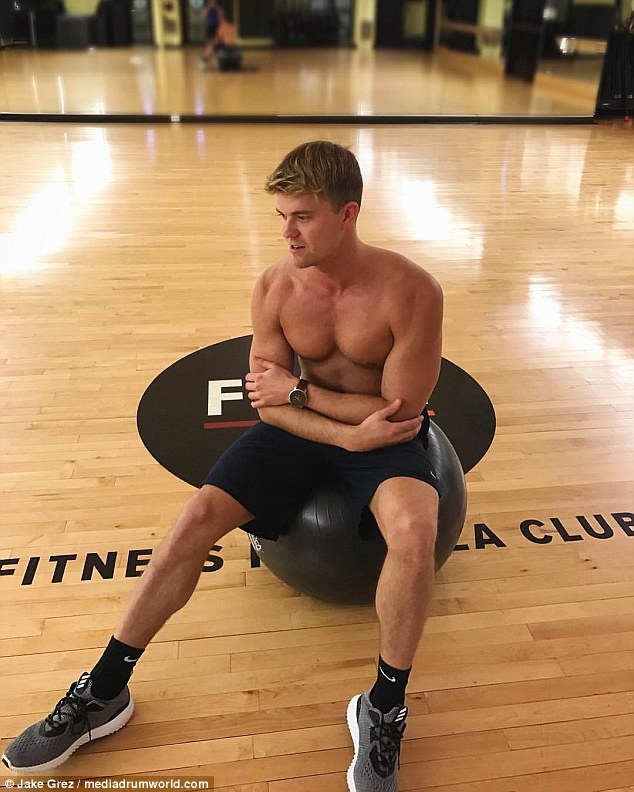 nam y ta dien trai anh 6