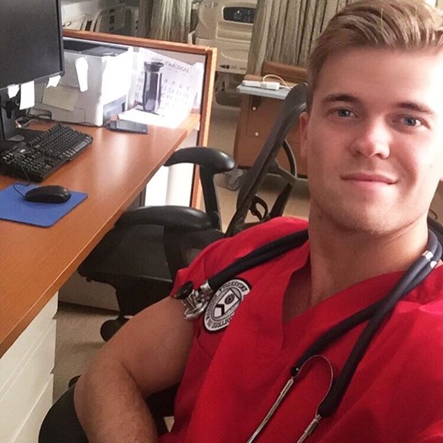 nam y ta dien trai anh 2