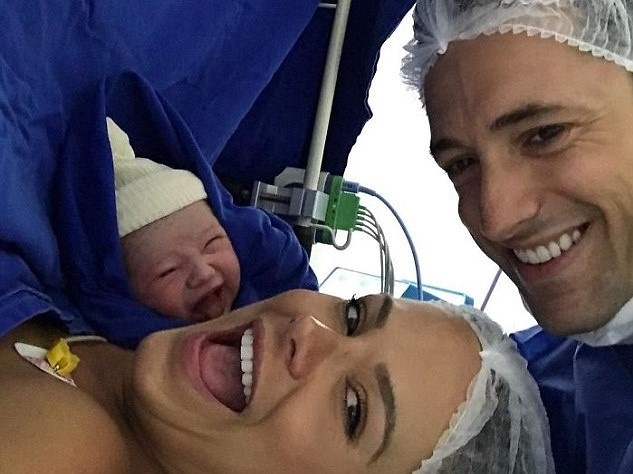 Buc anh be so sinh chup selfie cung cha me gay tranh cai hinh anh