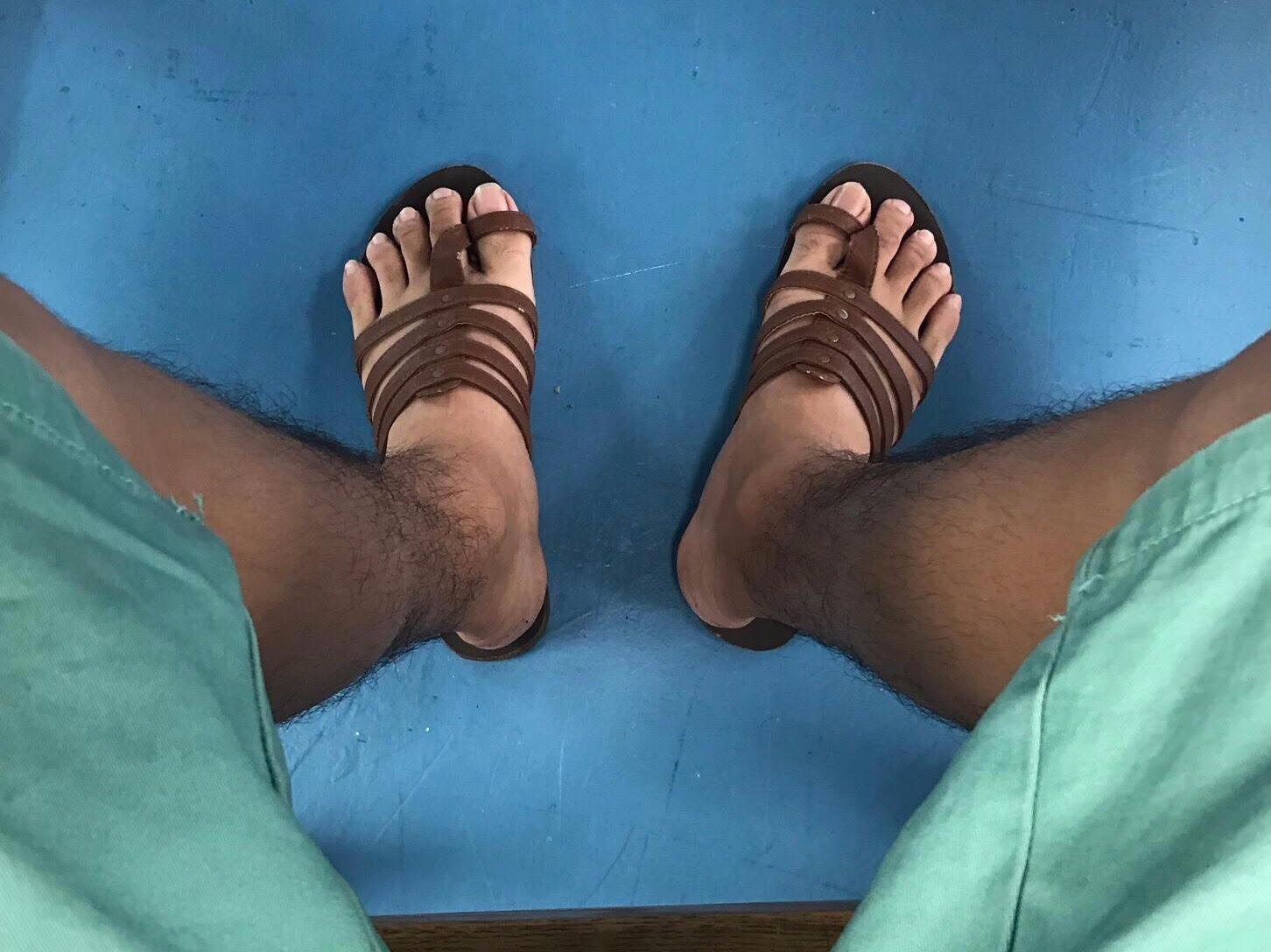 Chang trai bat ngo noi tieng sau khi di dep cua ban gai hinh anh