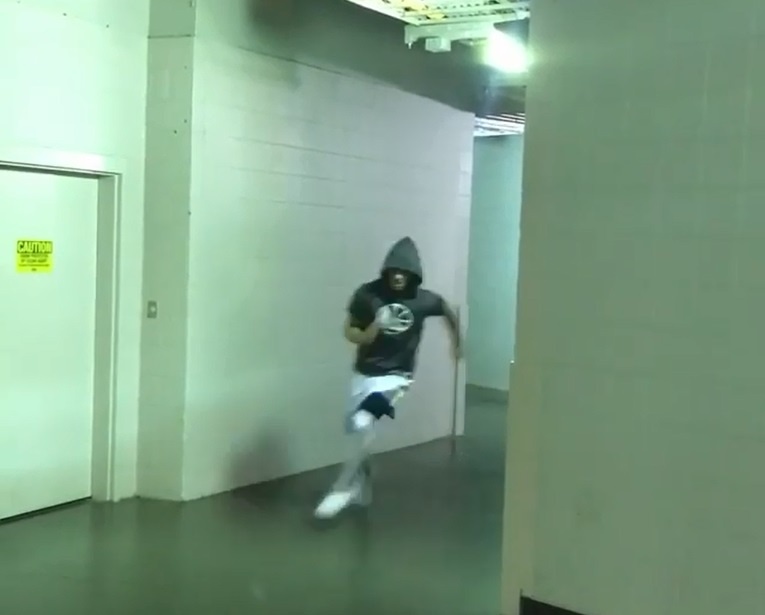 Steph Curry huong ung trao luu tau thoat hinh anh