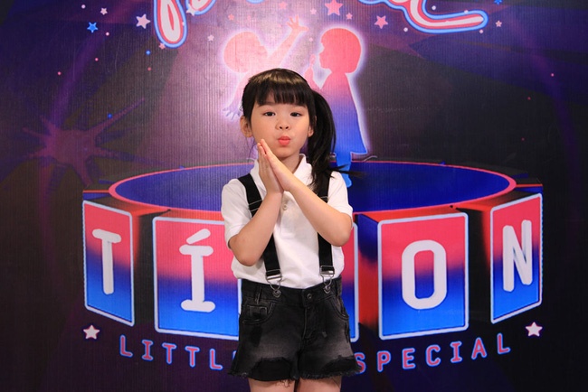 Be gai 5 tuoi mua vo va noi tieng Anh troi chay tren truyen hinh hinh anh