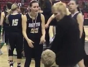 Khoanh khac cap chi em bi cam om nhau hinh anh