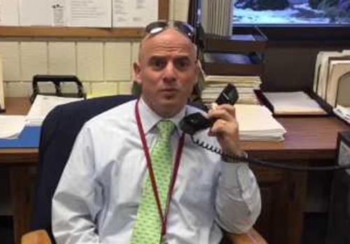 Giam thi truong My hat nhac che thong bao nghi hoc hinh anh