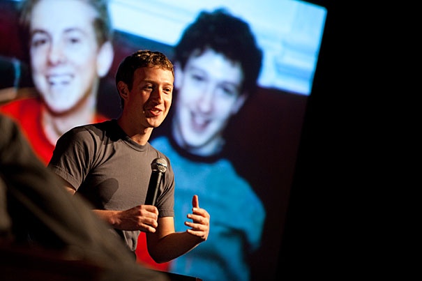 Ong chu Facebook nhan bang cua DH Harvard sau 12 nam bo hoc hinh anh