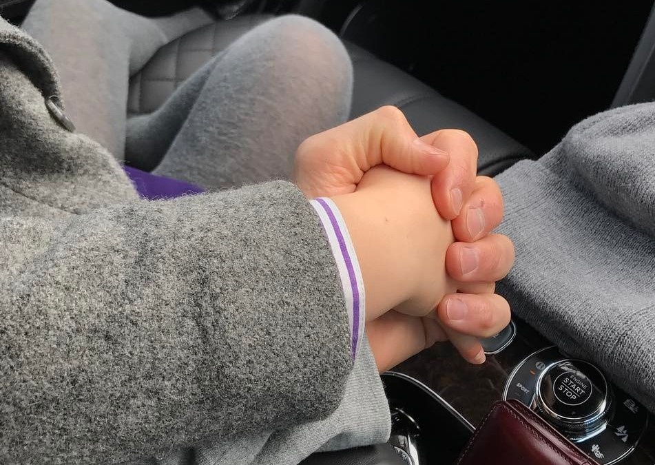 Khoanh khac David Beckham nam tay con gai 'gay bao' mang hinh anh