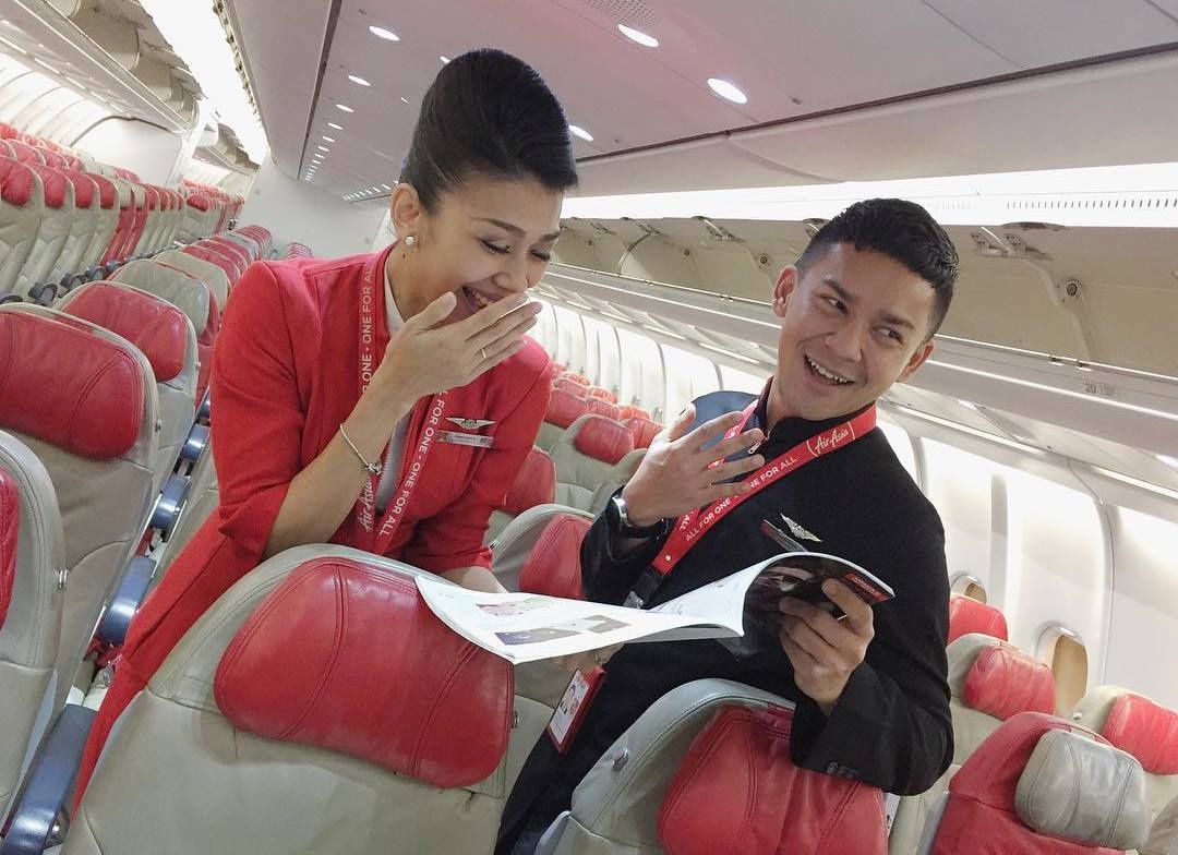 nam tiep vien nhay trong may bay anh 3